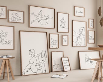 Könnte beinhalten: Eine Galeriewand mit 13 gerahmten Schwarzweiß-Linienzeichnungen von Personen in verschiedenen Posen. Die Zeichnungen sind alle im minimalistischen Stil gehalten und zeichnen sich durch einfache Linien aus. Die Rahmen sind alle aus Holz und haben eine natürliche Oberfläche. Die Wand ist in einem hellen Beige gehalten.