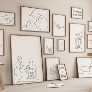 Op de afbeelding: Een witte muur met een galerij van ingelijste zwart-witte lijntekeningen van mensen in verschillende poses. De tekeningen zijn allemaal in een minimalistische stijl en kenmerken eenvoudige lijnen en vormen. De lijsten zijn allemaal van hout en hebben een natuurlijke afwerking. De muur is versierd met een paar houten krukken en een houten tafel. De tekst "Bewegen is therapie" is zichtbaar op een van de lijsten.