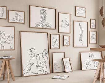Op de afbeelding: Een wandgalerij met zwart-witte lijntekeningen van het menselijk lichaam, waaronder de wervelkolom, het zenuwstelsel en verschillende poses. De tekeningen zijn ingelijst in eenvoudige houten lijsten en in een rasterpatroon gerangschikt. De muur is licht beige van kleur.
