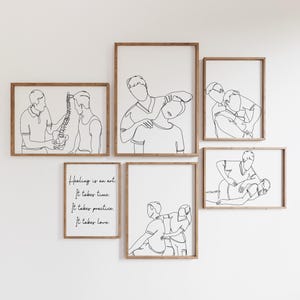 Op de afbeelding: Vijf zwart-witte lijntekeningen van mensen in verschillende poses. De tekeningen zijn ingelijst in eenvoudige houten lijsten en hangen aan een witte muur. Een van de tekeningen bevat de tekst "Healing is an art. It takes time. It takes practice. It takes love."