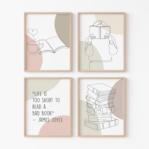 Puede incluir: Conjunto de cuatro impresiones minimalistas de arte de línea con un libro, una taza de café, una pila de libros y una persona leyendo un libro. Las impresiones tienen un fondo beige y rosa.