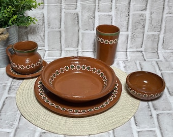 handmade terracotta dinnerware - vajilla de barro hecho a mano.