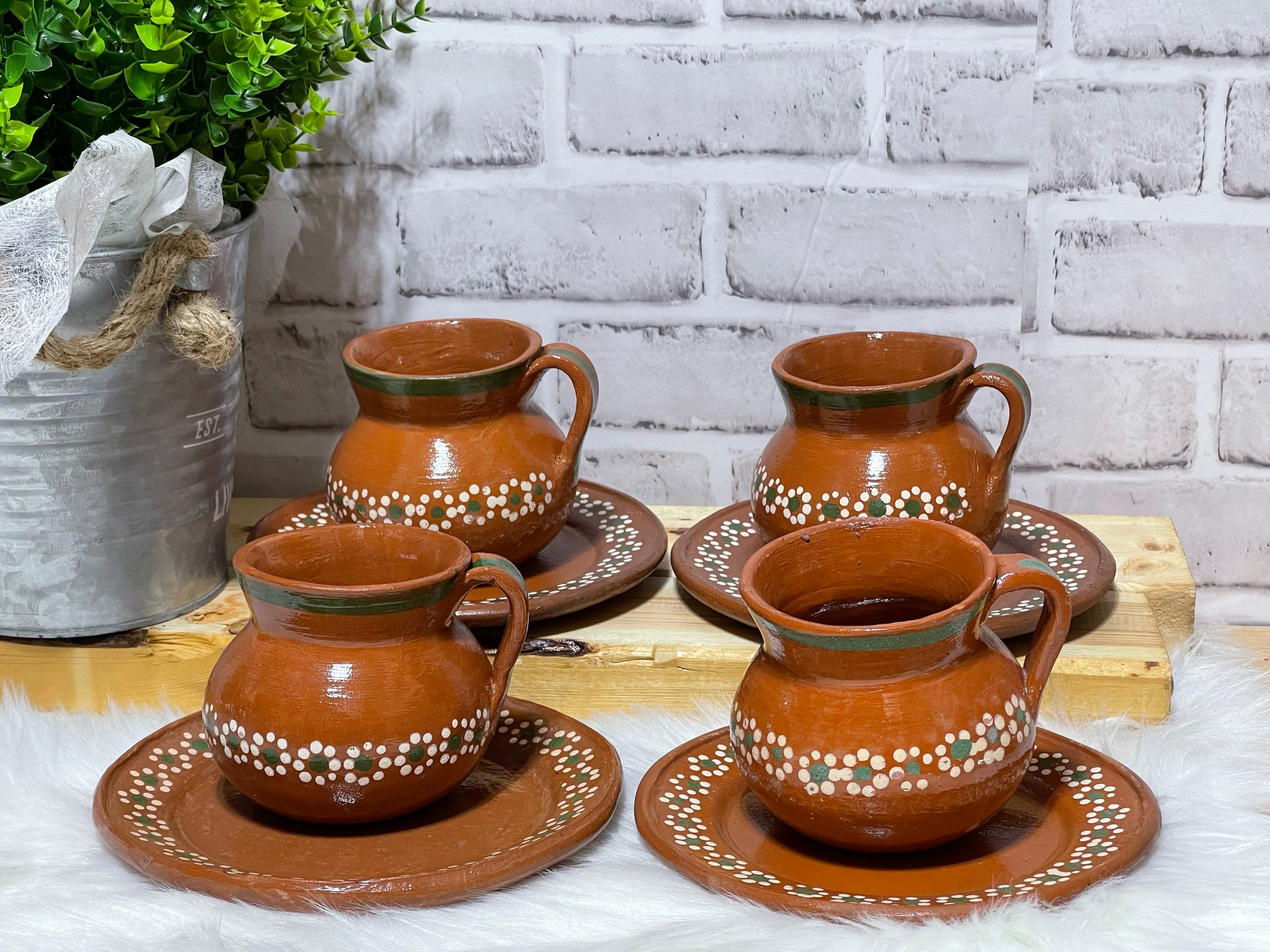 Platos de barro vajillas ollas souvenirs en el mercado artesanal alfarería  cerámica eslava arcilla ware