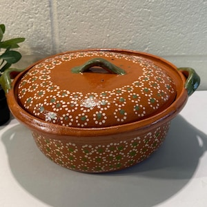 Mexican farmhouse vintage 12” clay casserole. Cazuela de Barro hecha en Mexico