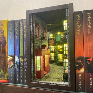 Estantería de libros con rincón de libros, decoración de biblioteca Magic Alley Book END, decoración en miniatura entre libros, diorama de estantería, callejón mágico