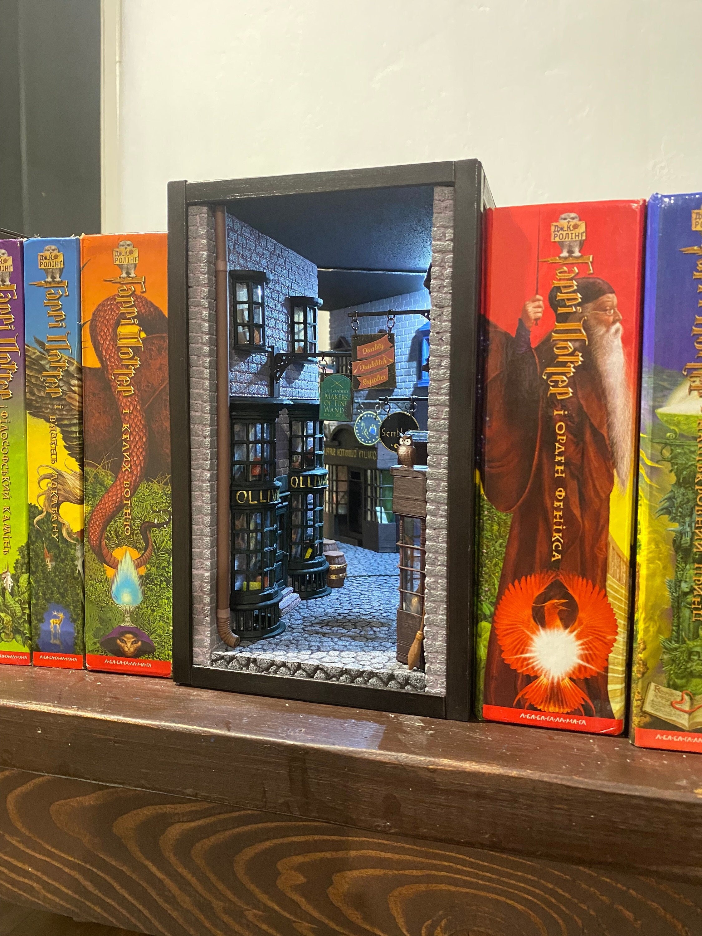 Harry Potter Book nook/Rolife DIY Book Nook Miniature Kit for Bookshelf  Insert Decor(Time Travel) 