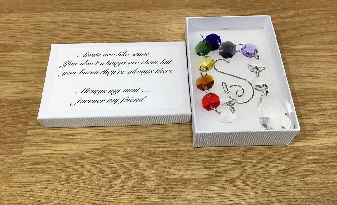CRAYOLA Creations Kit De Colgantes Atrapasol – 25 Moldes Divertidos, Mezcla De Silicona, Rotuladores Y Pegatinas, Actividad Creativa Para Niñas Y Chicas Desde 8 Años, Decoración De Ventanas