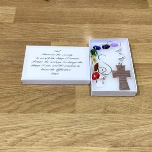 Atrapasol arcoíris con cruz grabada religiosa, regalo para la Oración de la Serenidad