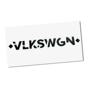Könnte beinhalten: Ein weißer rechteckiger Aufkleber mit dem schwarzen Text "VLKSWGN" in einer stilisierten Schriftart. Die Buchstaben sind leicht geneigt, und schwarze Diamanten befinden sich auf beiden Seiten des Textes.