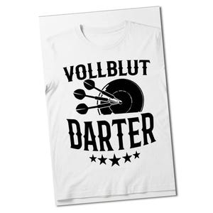 Könnte beinhalten: Ein weißes ärmelloses Shirt mit einem schwarzen Grafikdruck einer Dartscheibe, in deren Mitte drei Darts stecken. Der Text "VOLLBLUT DARTER" ist in Schwarz über und unter der Grafik gedruckt, ergänzt durch fünf schwarze Sterne am unteren Rand.