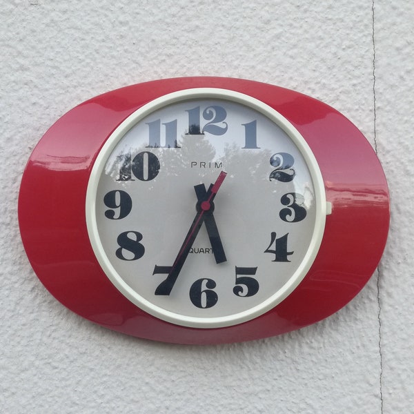 Horloge murale Prim des années 1960, fabriquée en Tchécoslovaquie / Horloge de l'ère spatiale en plastique rouge des années 60 / Horloge ovale moderne du milieu du siècle / Décoration intérieure du bloc Est