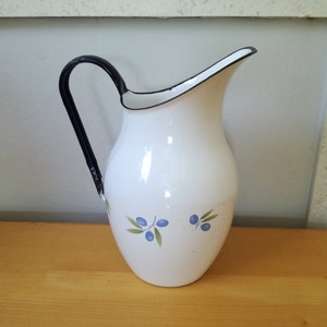 Vintage Enamel Water Jug / Rustic Kitchen Decor / Vintage Shabby Chic Decor / Enamel Vase / Country Farmhouse decor