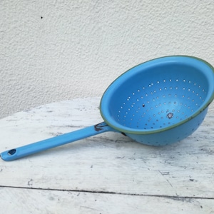 Vintage Enamel Colander / 1960s Enamel Strainer / Country Farmhouse Kitchen Decor / Shabby Rustic Decor / Blue Enamelware
