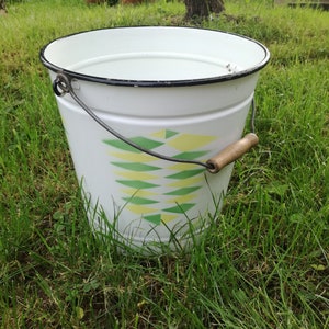 Vintage Enamel Bucket / 1960s Enameled Bucket EMO Celje, Made in Yugoslavia / 60s Rustic Farmhouse Decor / Shabby Shic Cottage Decor