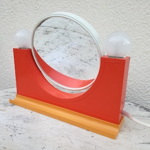 1970er Schminkspiegel mit Lichtern / 70er Jahre Badezimmer Tischspiegel, Made in Jugoslawien / Vintage Orange Kunststoff Space Age Spiegel