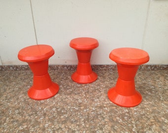 70er Jahre Kunststoffhocker Giganplast Italien / 1970er Picknickhocker-Set / Orangefarbener Kunststoffhocker / Space Age Minimalistischer Picknickstuhl