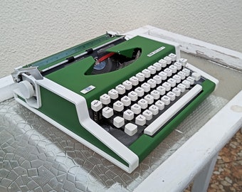 UNIS TBM De Luxe Typewriter, Made in Yugoslavia / Mid century Portable Typewriter / 1970s Green Typewriter