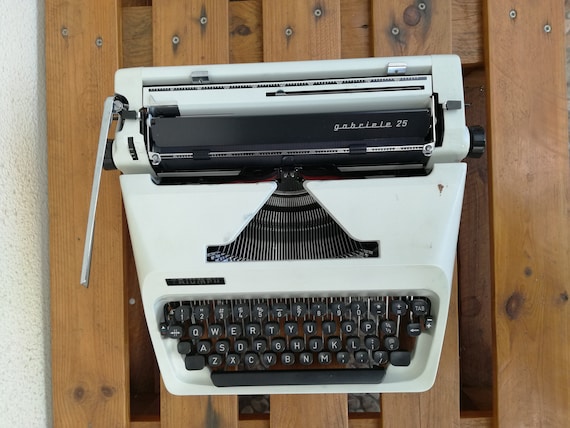 Vintage Typewriter Triumph Gabriele 25 / 1970 Typerwriter - Etsy