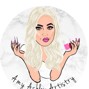 Puede incluir: Una ilustraci&oacute;n de dibujos animados de una mujer con cabello rubio y l&aacute;piz labial rosa sosteniendo botellas de esmalte de u&ntilde;as y pinzas. El fondo es un patr&oacute;n de m&aacute;rmol. El texto "Amy Ashley Artistry" est&aacute; en la parte inferior de la imagen.