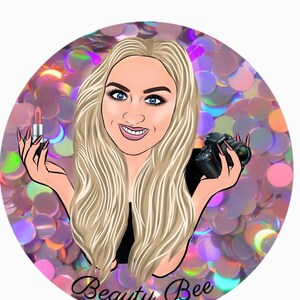 Puede incluir: Una ilustraci&oacute;n de dibujos animados de una mujer con cabello rubio sosteniendo un l&aacute;piz labial y una c&aacute;mara. El fondo es un patr&oacute;n de purpurina rosa e iridiscente. El texto "Beauty Bee" est&aacute; en la parte inferior de la imagen.