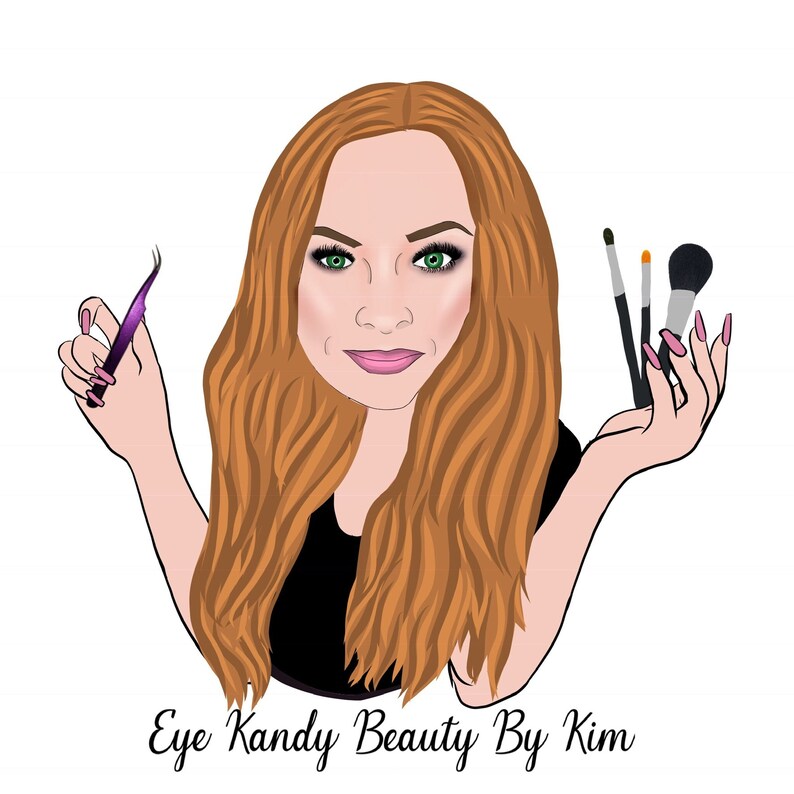 Puede incluir: Una mujer con el pelo largo, ondulado y rojo sostiene una pinza para pesta&ntilde;as de color morado en una mano y un juego de brochas de maquillaje en la otra. El texto "Eye Kandy Beauty By Kim" est&aacute; en la parte inferior de la imagen.