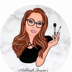 Puede incluir: Una mujer con el pelo largo y casta&ntilde;o y gafas est&aacute; sosteniendo pinceles de maquillaje. El fondo es un patr&oacute;n de m&aacute;rmol. El texto "Ashleigh Jayne's Make up" est&aacute; en la parte inferior de la imagen.