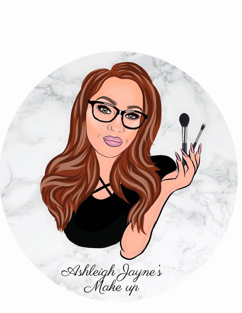 Puede incluir: Una mujer con el pelo largo y casta&ntilde;o y gafas est&aacute; sosteniendo pinceles de maquillaje. El fondo es un patr&oacute;n de m&aacute;rmol. El texto "Ashleigh Jayne's Make up" est&aacute; en la parte inferior de la imagen.