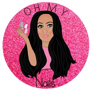 Puede incluir: Un fondo de purpurina rosa y blanco con una ilustraci&oacute;n de dibujos animados de una mujer sosteniendo dos botellas de esmalte de u&ntilde;as. El texto "OH MY Nails" est&aacute; escrito en letras negras alrededor de la cabeza de la mujer.