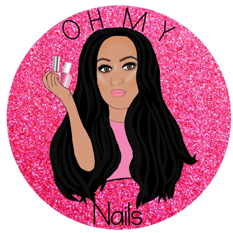 Puede incluir: Un fondo de purpurina rosa y blanco con una ilustraci&oacute;n de dibujos animados de una mujer sosteniendo dos botellas de esmalte de u&ntilde;as. El texto "OH MY Nails" est&aacute; escrito en letras negras alrededor de la cabeza de la mujer.