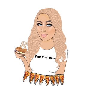 Puede incluir: Una mujer con cabello rubio sostiene una hamburguesa con una vela encendida en la parte superior que dice "8". Lleva una camiseta blanca que dice "Your loss, babe". Hay una guirnalda de rebanadas de pizza debajo de ella.