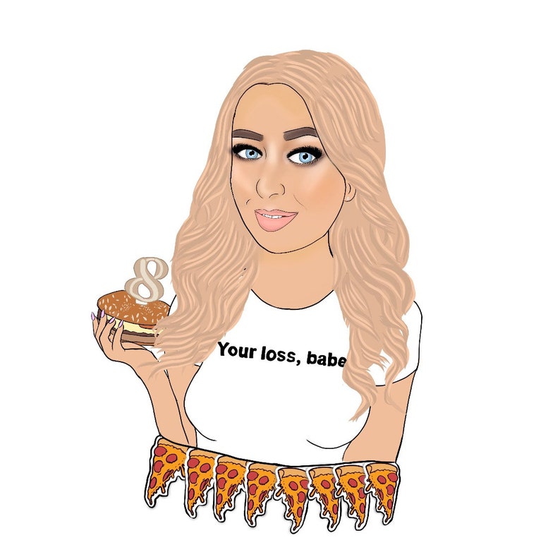 Puede incluir: Una mujer con cabello rubio sostiene una hamburguesa con una vela encendida en la parte superior que dice "8". Lleva una camiseta blanca que dice "Your loss, babe". Hay una guirnalda de rebanadas de pizza debajo de ella.
