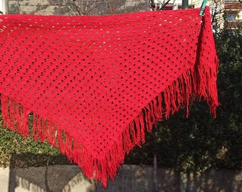 Écharpe tricotée à la main / Écharpe au crochet rouge / Châle Boho frangé fait main / Écharpe femme vintage / Écharpe femme rétro / Écharpe rustique /