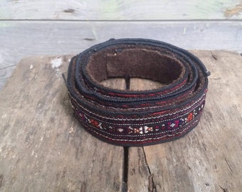 ceinture brodée vintage, ceinture folklorique tissée, ceinture traditionnelle noire, ceinture cousue à la main, ceinture brodée, ceinture antique, accessoire pour femme, cadeau.