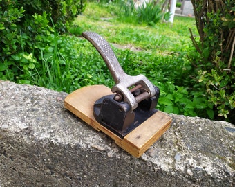 Vieux poinçon de papier, puncheur de cru, perforateur de cru, perforateur de trou, perforateur en papier en métal, outils de bureau, décor de bureau, fournitures de bureau.