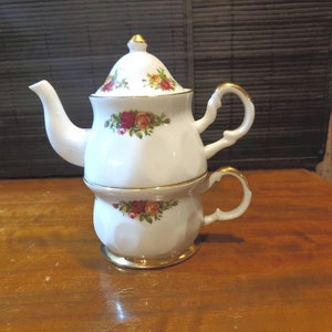 Vintage, Old Country Roses, By Royal Albert, Red And Yellow Roses, Gold Trim, Teapot, With Cup For One