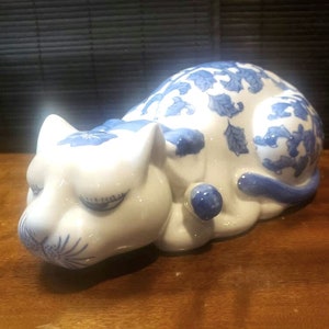 Vintage, Porcelain, Laying, Sleeping Cat, Figurine, Decorative, Chinese, Blue And White, Floral, Glazed, High Gloss,