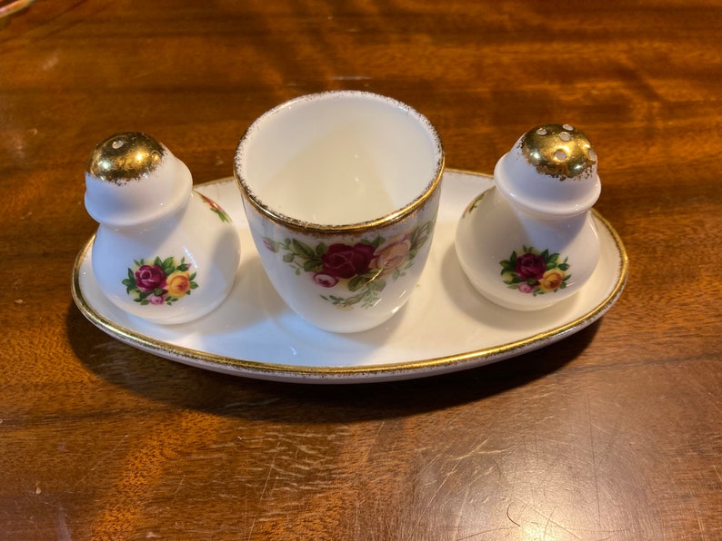 ROYAL ALBERT, 1962, Old Country Rose, Porcelain Breakfast/Brunch, Salt/Pepper And Egg Cup Serving shops Set With Oval Under Dish-Made In England