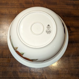 K&ouml;nnte beinhalten: Wei&szlig;e Keramiksch&uuml;ssel mit Blumenmuster und goldfarbenem Rand. Auf der Unterseite der Sch&uuml;ssel befindet sich ein goldenes Logo mit der Aufschrift "Evesham, Staffordshire, Made in England, Fine China".