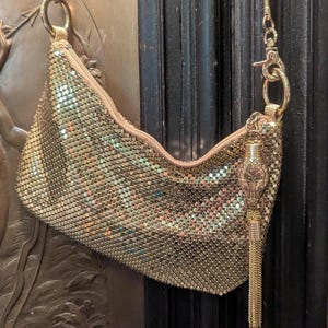 Bolso de noche vintage de Whiting y Davis, de malla dorada, con tirador de cremallera con cabeza de serpiente.