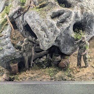 Diorama de soldados de la Guerra de Vietnam de la Isla Calavera | Diorama militar hecho a mano | Regalo coleccionable único para fanáticos de la historia y las películas de guerra imagen 2
