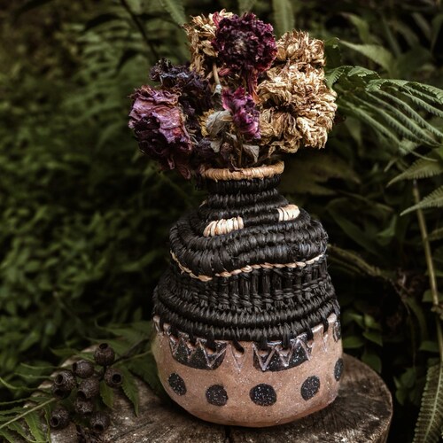 Handgemachte Raffia Keramik Vase: Schwarze erdige Keramik
