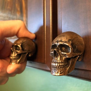 Può includere: Un set di tre tazze in ceramica con finitura opaca e macchiettata. Le tazze sono nei toni del crema, grigio chiaro e grigio scuro. Ogni tazza ha un design semplice e moderno e un manico arrotondato.