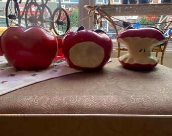 ヴィンテージ セラミック アップル トリオ – 丸ごと、かじった、芯入りのリンゴ – レトロ キッチン デコレーション、1970年代 フルーツ セット
