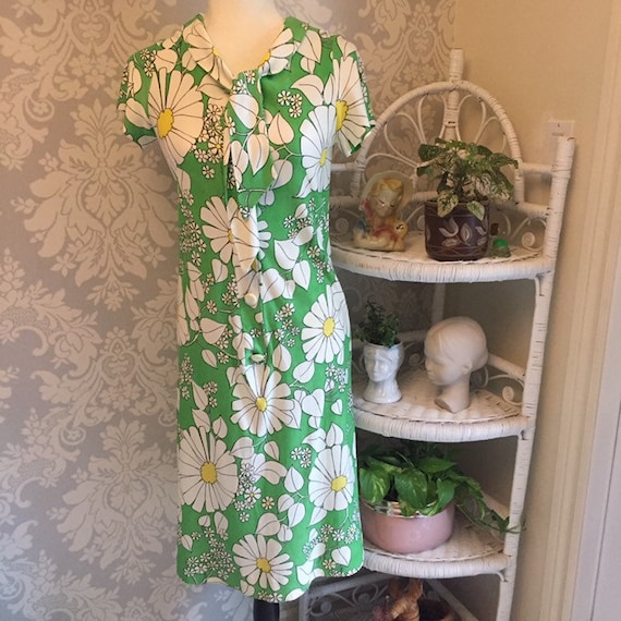 1970’s Lime Green and Large Daisy Dress with Neckt