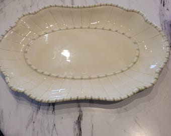 Piatto da portata ovale Fitz and Floyd Summer Hill con strisce verde crema e bordo smerlato, stile vintage.