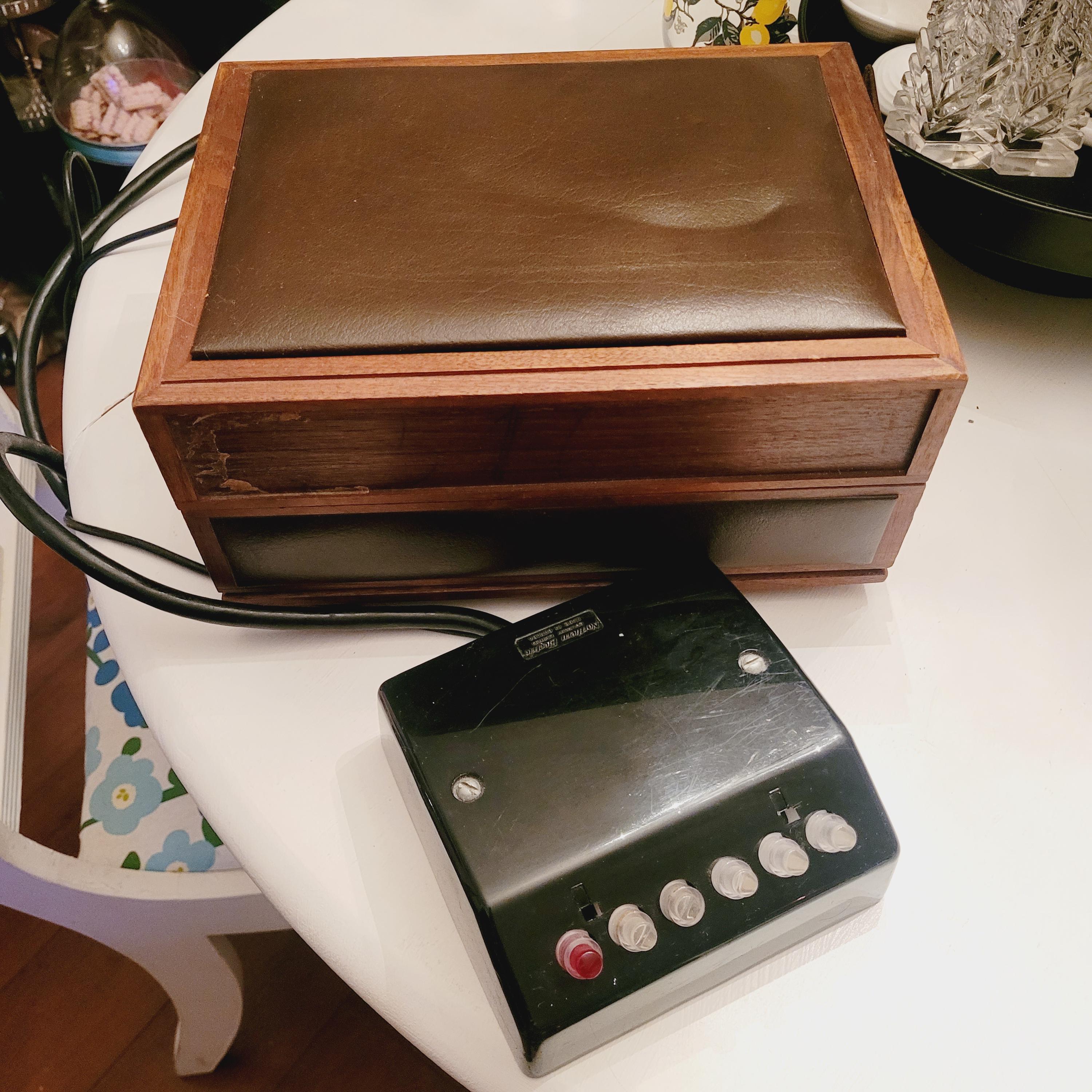 1970年代のヴィンテージ、デコテル回転式電話（木製ケース入り