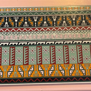 Puede incluir: Un azulejo colorido con un patrón geométrico en tonos de verde, rojo, naranja, negro y blanco. El patrón está formado por formas y líneas repetidas, creando un diseño visualmente interesante.