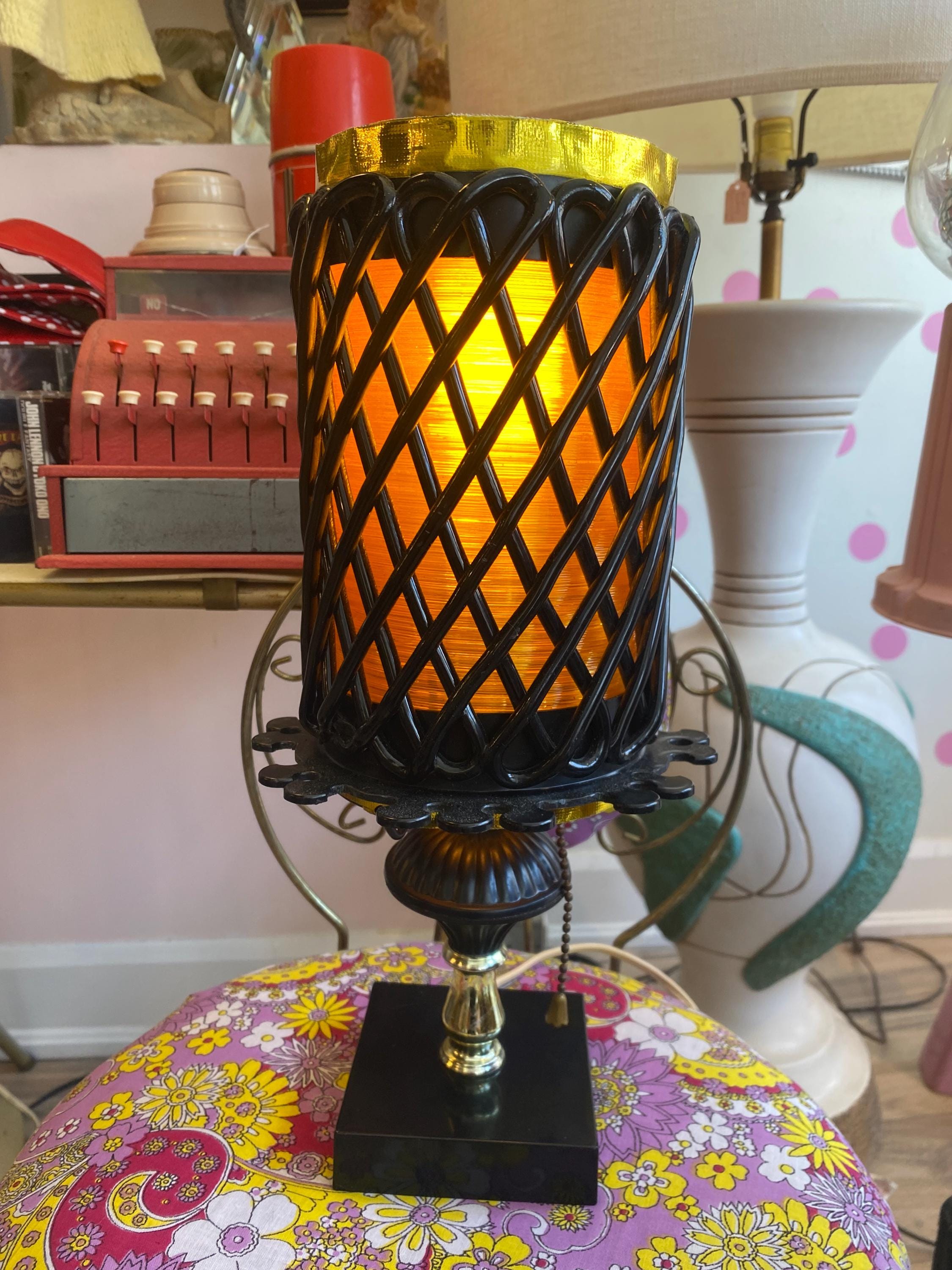 ルーサイトランプ (ヴィンテージ) ヴィンテージ ルーサイト テーブルランプ – 黒格子と金糸の内筒 | MCM