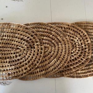 Könnte beinhalten: Rustikales Holzschild mit dem Text "Welcome to our home" in weißen Buchstaben. Das Schild hat eine Used-Optik und ein schlichtes, einladendes Design, perfekt für eine Veranda oder einen Eingangsbereich.