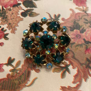 Vintage Emerald Green Rhinestone Brooch – 1950s Aurora Borealis Floral Pin – 1.5&quot; Gold Tone Mid-Century Costume Jewelry